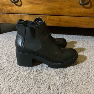 Chunky heel Chelsea boots